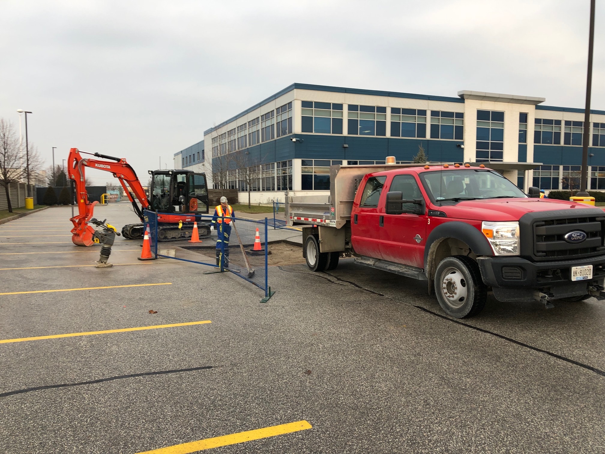 Utility trench excavation pipe installation